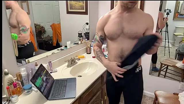 Snapshot of DaddydayDrinkzz chatting on 02.08.25 DaddydayDrinkzz online show from 02.08.25