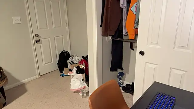 Snapshot of DaddydayDrinkzz chatting on 02.28.25 DaddydayDrinkzz online show from 02.28.25