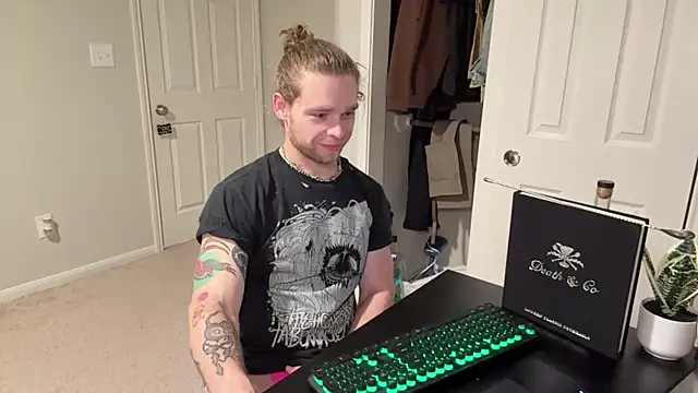 Snapshot of DaddydayDrinkzz chatting on 03.16.25 DaddydayDrinkzz online show from 03.16.25