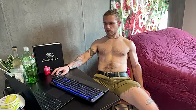 Snapshot of DaddydayDrinkzz chatting on 03.19.25 DaddydayDrinkzz online show from 03.19.25