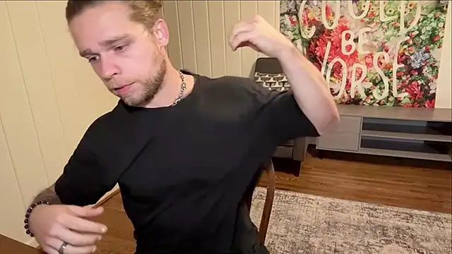 Snapshot of DaddydayDrinkzz chatting on 11.02.25 DaddydayDrinkzz online show from 11.02.25