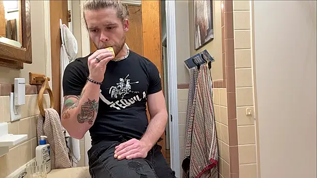 Snapshot of DaddydayDrinkzz chatting on 11.03.25 DaddydayDrinkzz online show from 11.03.25