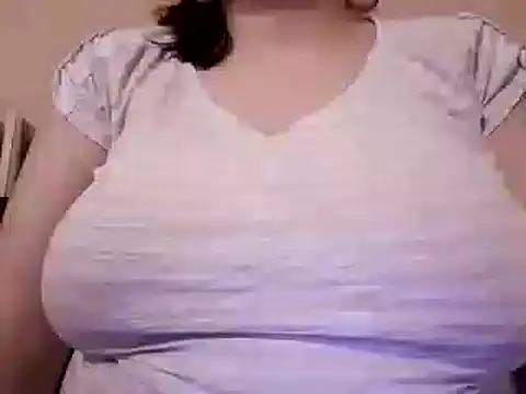 Snapshot of AalinnaK chatting on 01.28.25 AalinnaK online show from 01.28.25