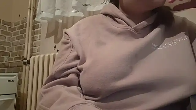 Snapshot of AalinnaK chatting on 02.17.25 AalinnaK online show from 02.17.25