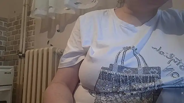 Snapshot of AalinnaK chatting on 02.22.25 AalinnaK online show from 02.22.25