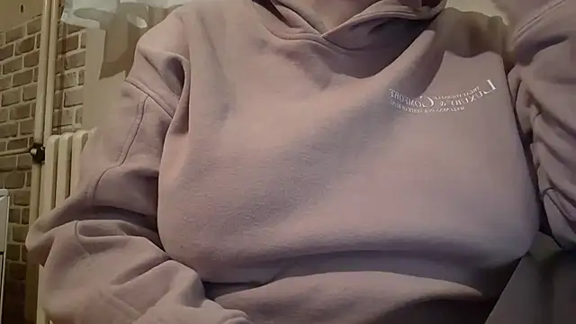 Snapshot of AalinnaK chatting on 02.22.25 AalinnaK online show from 02.22.25