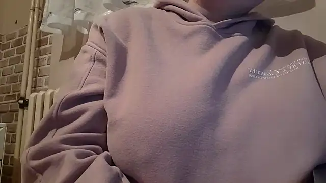 Snapshot of AalinnaK chatting on 02.24.25 AalinnaK online show from 02.24.25