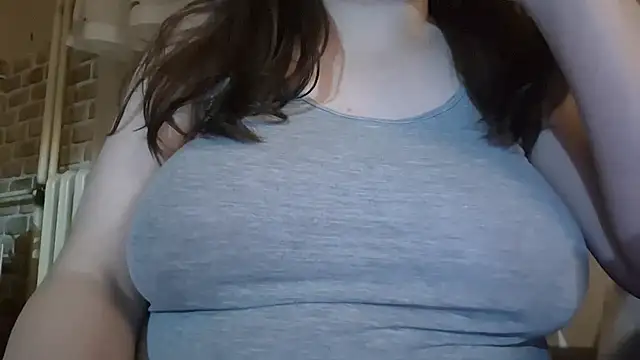 Snapshot of AalinnaK chatting on 09.18.25 AalinnaK online show from 09.18.25