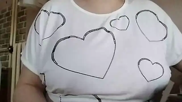 Snapshot of AalinnaK chatting on 11.21.25 AalinnaK online show from 11.21.25