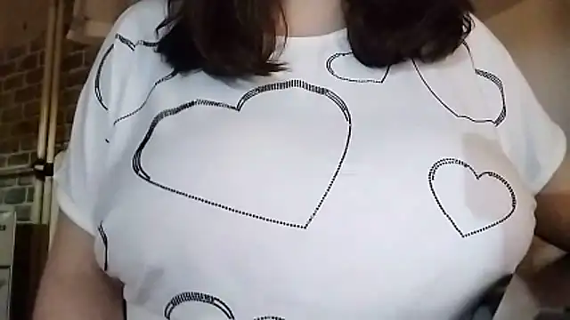 Snapshot of AalinnaK chatting on 11.29.25 AalinnaK online show from 11.29.25