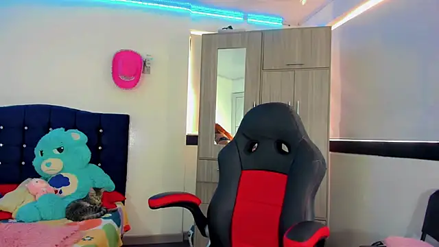 Hellen moons   online show from 10.02.25