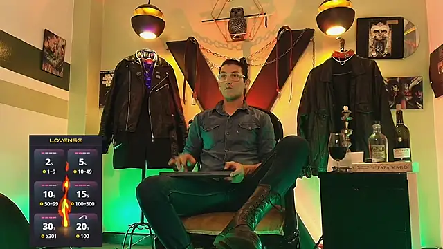Snapshot of enzopratt chatting on 10.20.25 enzopratt online show from 10.20.25