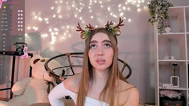 Snapshot of Lili_Roze_ chatting on 12.27.24 Lili Roze online show from 12.27.24
