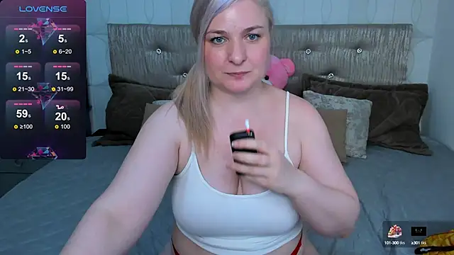 Snapshot of AnnaXCherri chatting on 02.14.25 AnnaXCherri online show from 02.14.25