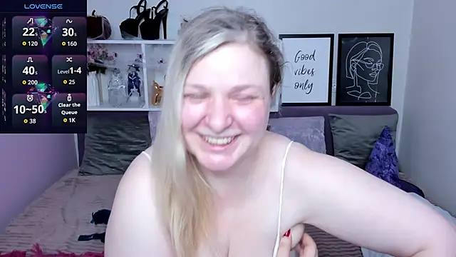 Snapshot of AnnaXCherri chatting on 10.22.25 AnnaXCherri online show from 10.22.25