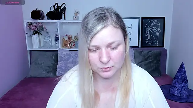 Snapshot of AnnaXCherri chatting on 10.31.25 AnnaXCherri online show from 10.31.25