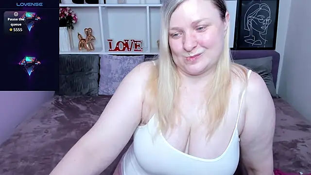 Snapshot of AnnaXCherri chatting on 11.06.25 AnnaXCherri online show from 11.06.25