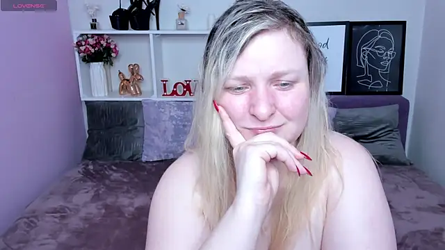 Snapshot of AnnaXCherri chatting on 11.07.25 AnnaXCherri online show from 11.07.25