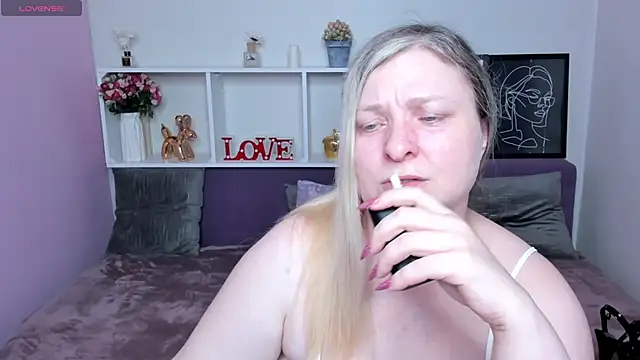 Snapshot of AnnaXCherri chatting on 11.10.25 AnnaXCherri online show from 11.10.25