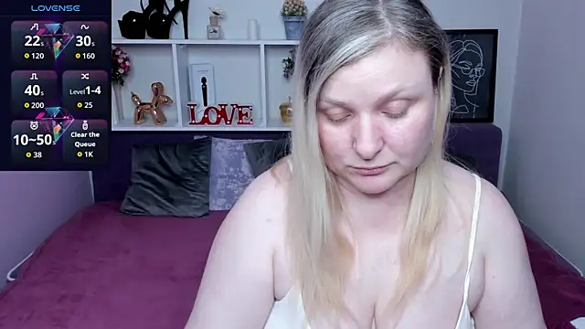 Snapshot of AnnaXCherri chatting on 11.25.25 AnnaXCherri online show from 11.25.25