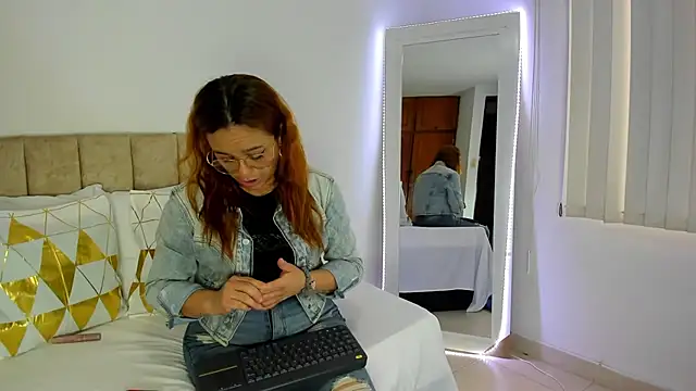 Snapshot of cristalwalker__ chatting on 11.04.25 cristalwalker online show from 11.04.25