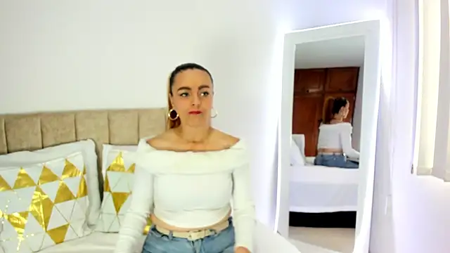 Snapshot of cristalwalker__ chatting on 11.13.25 cristalwalker online show from 11.13.25