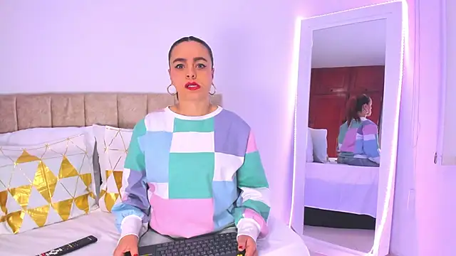 Snapshot of cristalwalker__ chatting on 11.21.25 cristalwalker online show from 11.21.25