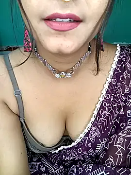 Snapshot of Diamond_queeen chatting on 12.18.24 Diamond queeen online show from 12.18.24