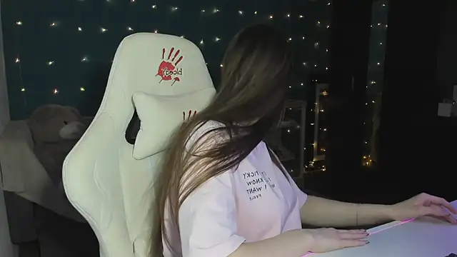 Snapshot of katie_taylorr chatting on 12.03.24 katie taylorr online show from 12.03.24