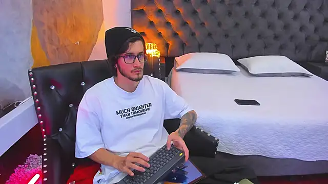 Loggan donnelly online show from 12.19.24