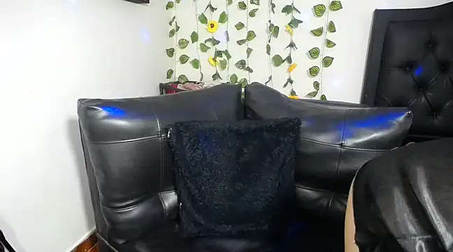 Snapshot of OLIVIAMISSY_02 chatting on 03.05.25 OLIVIAMISSY 02 online show from 03.05.25