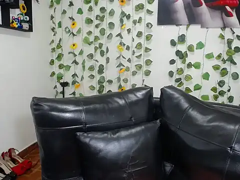 Snapshot of OLIVIAMISSY_02 chatting on 11.21.25 OLIVIAMISSY 02 online show from 11.21.25