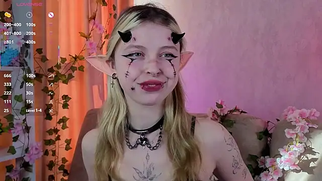 Snapshot of HildaEvatt chatting on 09.18.25 HildaEvatt online show from 09.18.25