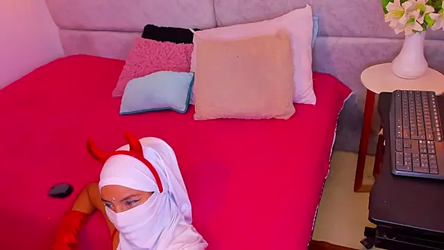 naomiii   online show from 11.05.25