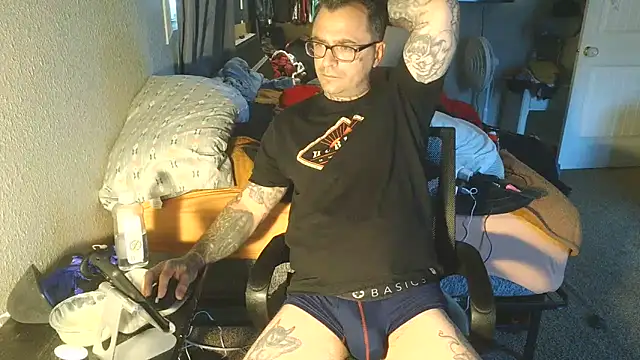 Snapshot of dadbod1178 chatting on 03.05.25 dadbod1178 online show from 03.05.25