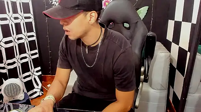 Snapshot of MikeRose94 chatting on 02.15.25 MikeRose94 online show from 02.15.25