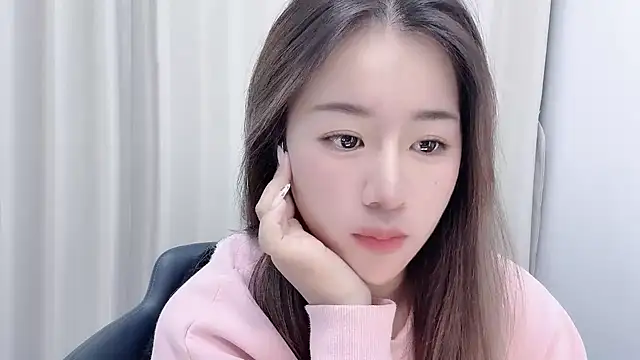 Snapshot of chloe-01 chatting on 12.05.24 chloe-01 online show from 12.05.24