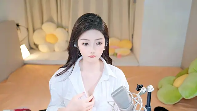 Snapshot of Eimile chatting on 12.07.24 Eimile online show from 12.07.24