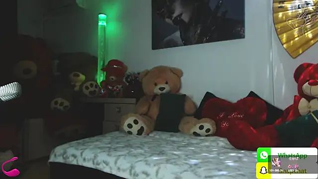 Snapshot of EvelynAisha chatting on 03.05.25 EvelynAisha online show from 03.05.25