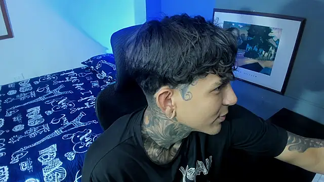 Snapshot of Travistanner_28 chatting on 11.08.25 Travistanner 28 online show from 11.08.25