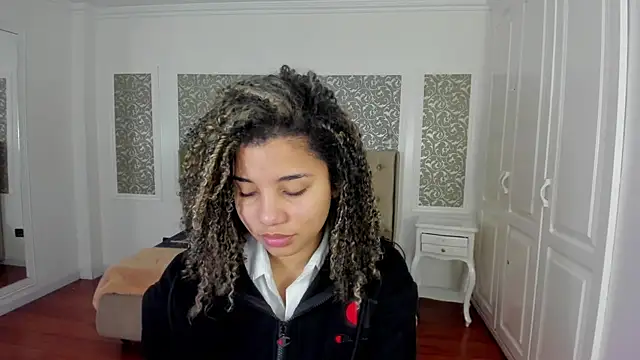 Snapshot of Mayaa_ross chatting on 09.12.25 Mayaa ross online show from 09.12.25