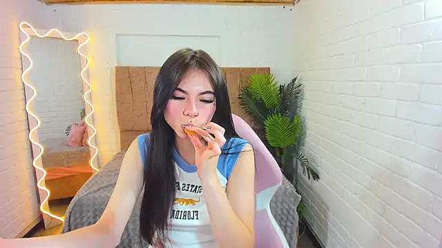 Snapshot of Roxanne_tay chatting on 12.24.24 Roxanne tay online show from 12.24.24