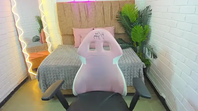 Snapshot of Roxanne_tay chatting on 02.08.25 Roxanne tay online show from 02.08.25