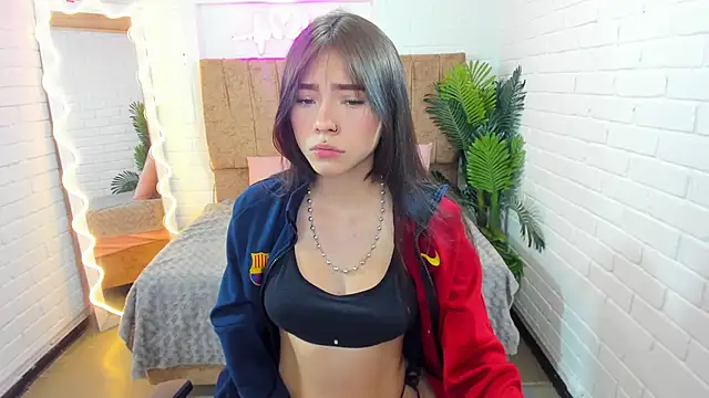 Snapshot of Roxanne_tay chatting on 02.09.25 Roxanne tay online show from 02.09.25