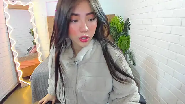 Snapshot of Roxanne_tay chatting on 02.16.25 Roxanne tay online show from 02.16.25