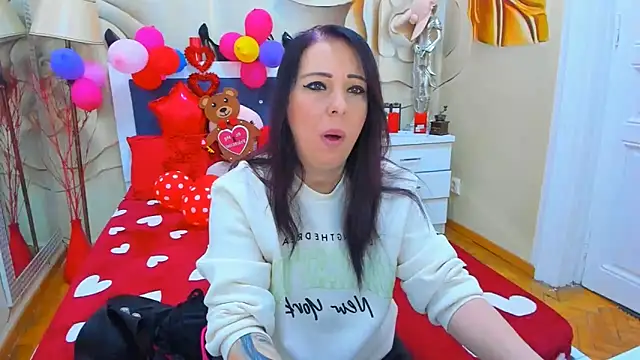 LauraSin online show from 02.15.25