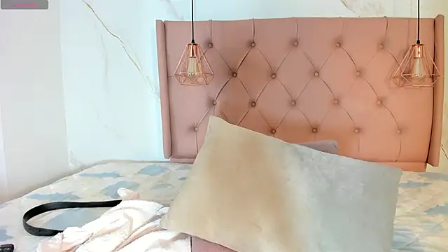 Snapshot of kristakinnky chatting on 12.20.24 kristakinnky online show from 12.20.24