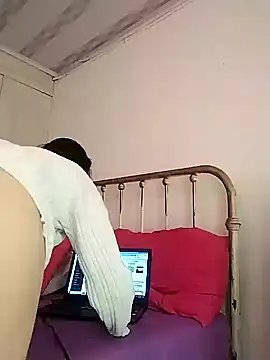 Snapshot of amellie_ros chatting on 12.15.24 amellie ros online show from 12.15.24