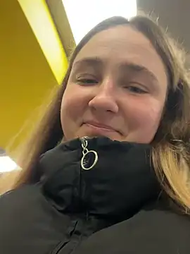 Snapshot of Joannakiss chatting on 03.04.25 Joannakiss online show from 03.04.25