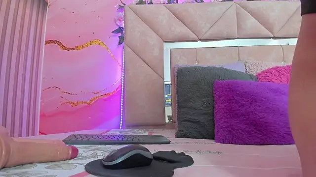 Taylor  cooper online show from 11.26.25